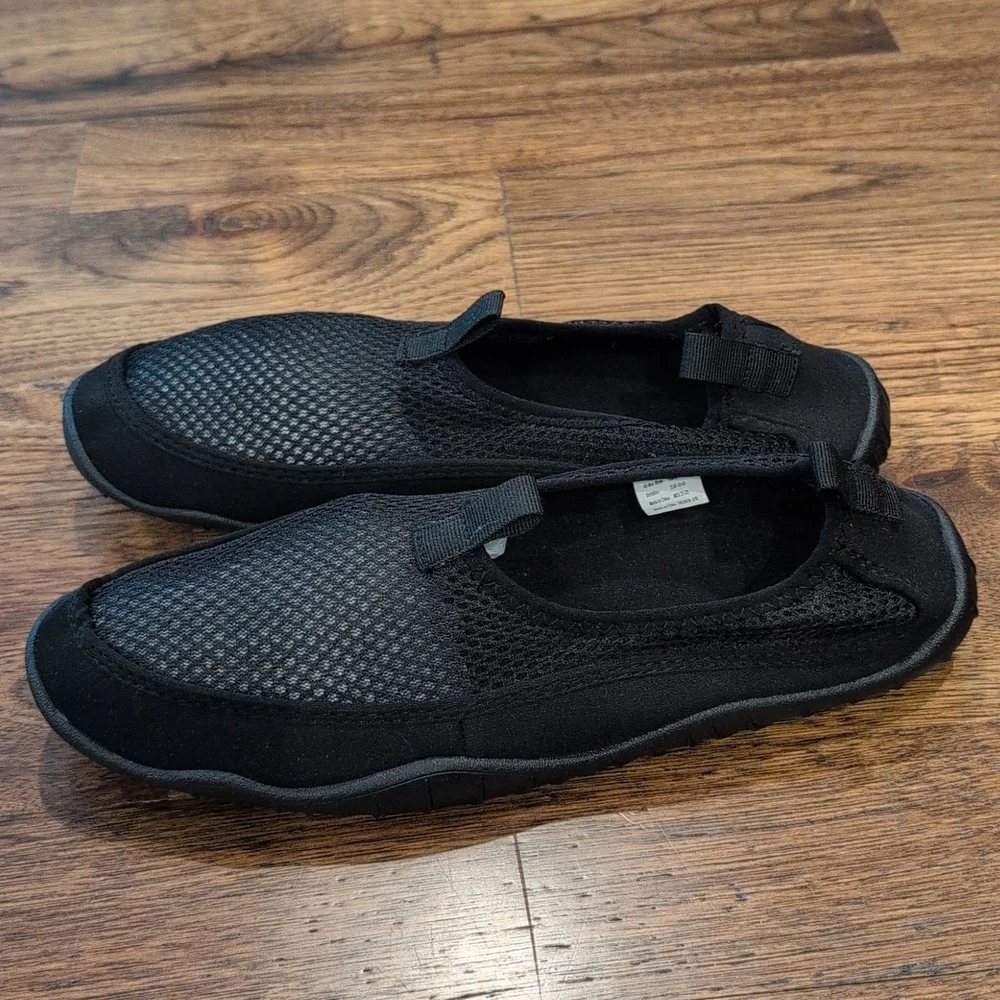 Mens Athletic Works black mesh water shoes size 9/10